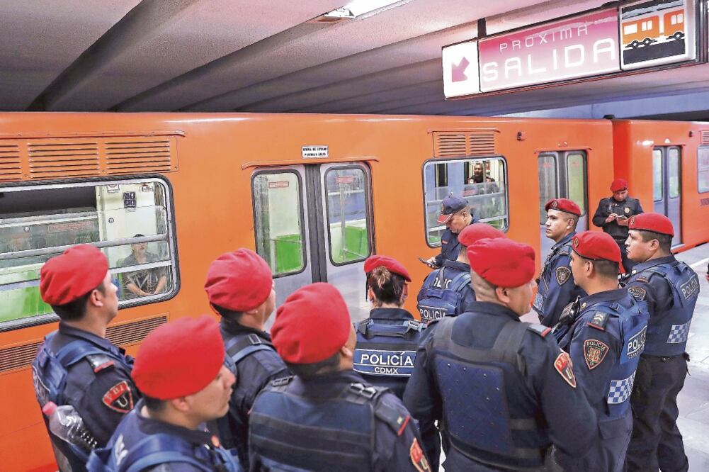 Policías y personal del Metro se concentraron en los tres últimos vagones del Metro en la estación Pantitlán de la Línea 1, con el fin de impedir las acciones difundidas en redes sociales. pero no hubo integrantes del movimiento (ARIEL OJEDA. EL UNIVERS)
