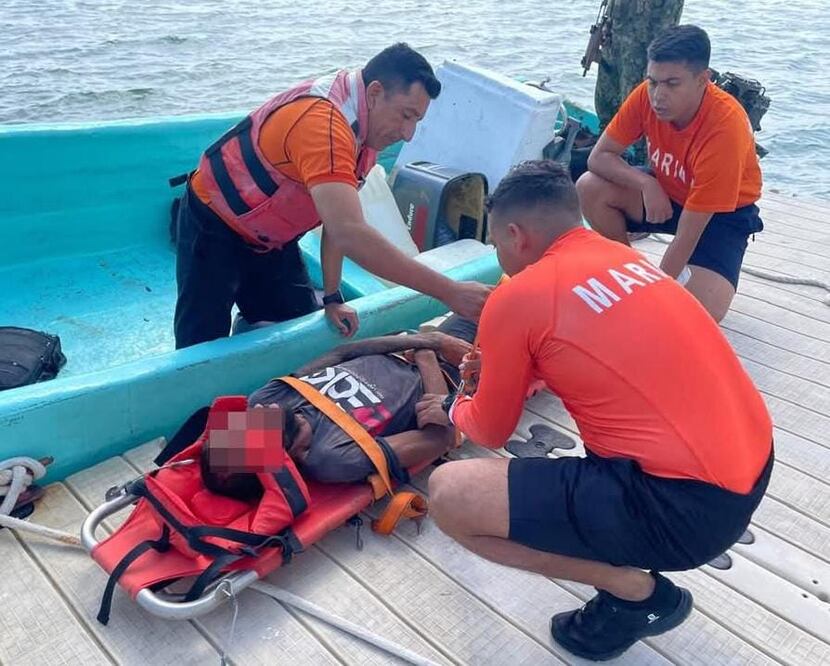 Elementos de la Secretaría de Marina rescataron a 14 cubanos que viajaban en un par de lanchas en Puerto Progreso, Yucatán. (Foto: Especial.)