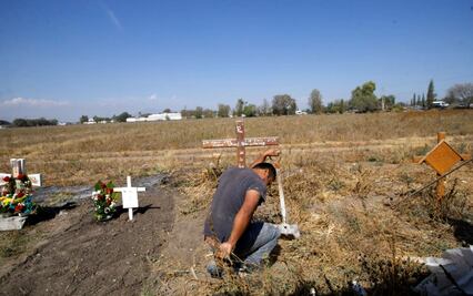 Colocan primera piedra de memorial de víctimas de Tlahuelilpan