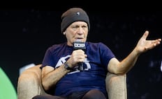 Bruce Dickinson, vocalista de Iron Maiden, critica el uso de celulares en conciertos en la CCXP México 2026