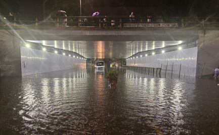 ¡Lluvias agarran desprevenidos a capitalinos! Causan inundaciones al sur de CDMX; camión queda varado en bajo puente de Periférico Sur