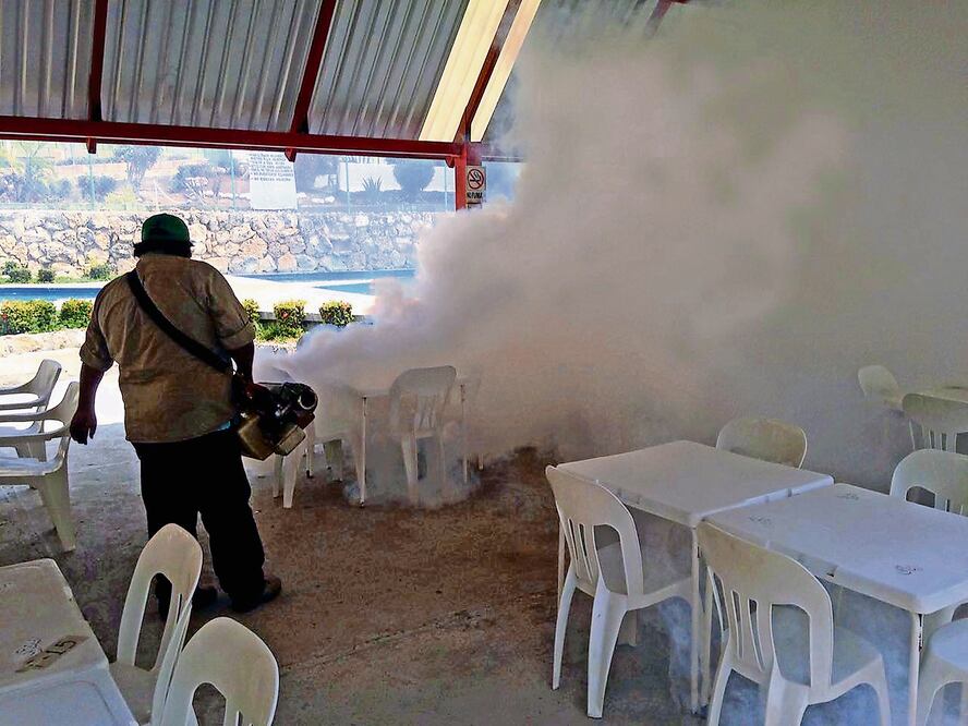 La Secretaría de Salud inició la fumigación en playas de Chiapas para prevenir el contagio del zika entre turistas en la temporada vacacional de Semana Santa (ÓSCAR GUTIÉRREZ. EL UNIVERSAL)