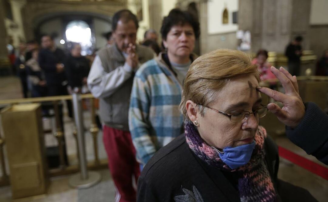 En el miércoles de ceniza los feligreses acuden a las iglesias para que les sea impuesta en la frente una cruz hecha de este residuo. Foto: EL UNIVERSAL