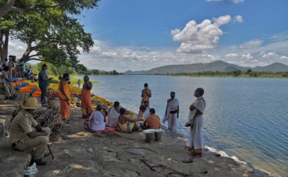 Despiden cenizas de miles de víctimas del Covid-19 en río de India