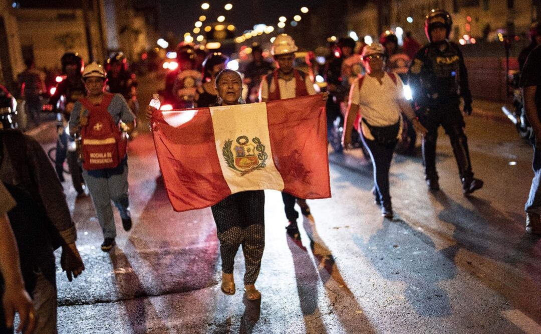 Manifestantes de oposición al gobierno marchan por el centro histórico de Lima, Perú. FOTO: AP