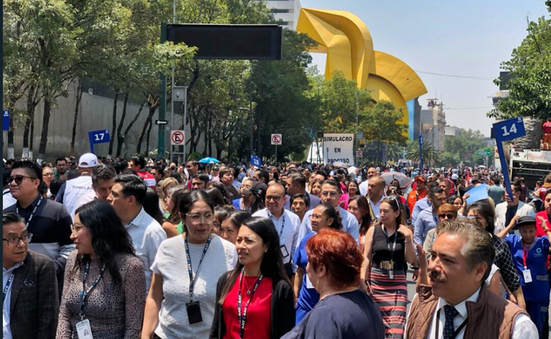 Personas participan en el Primer Simulacro Nacional 2025 en la zona  Centro de la Ciudad de México. Foto: Diego Simón Sánchez/EL UNIVERSAL