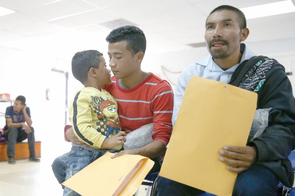 Migrantes indocumentados de Centroamérica esperan recibir asistencia en un centro de apoyo católico, en McAllen, Texas (ARCHIVO. REUTERS)