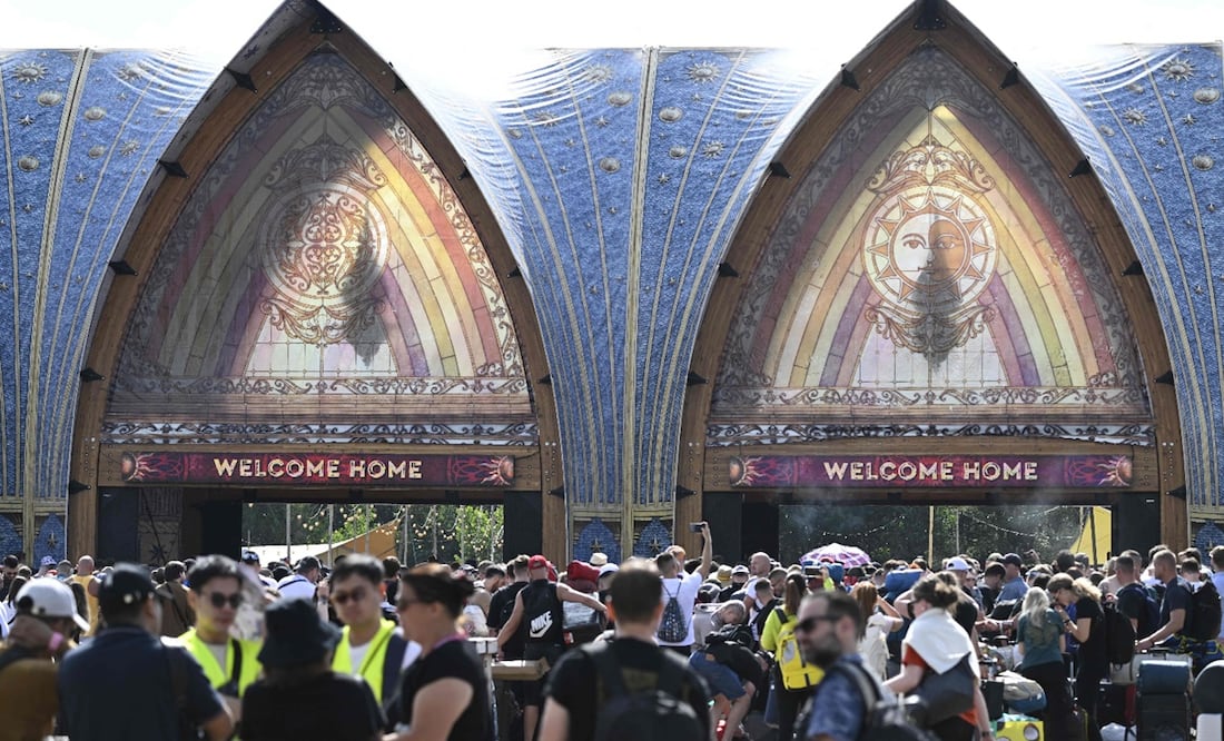 Miles de personas de todo el mundo han adquirido entradas para este festival de renombre internacional, que tiene intactos otros quince escenarios, y los primeros vuelos fletados para el transporte de asistentes aterrizaron ayer en Bélgica, según la prensa local.