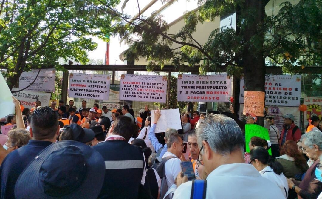 Protestan trabajadores de salud de Oaxaca; bloquean oficinas del IMSS Bienestar en CDMX. Foto: Especial