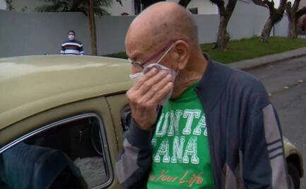 Maestro de Brasil vende su auto por problemas de dinero; alumnos lo compran y se lo devuelven