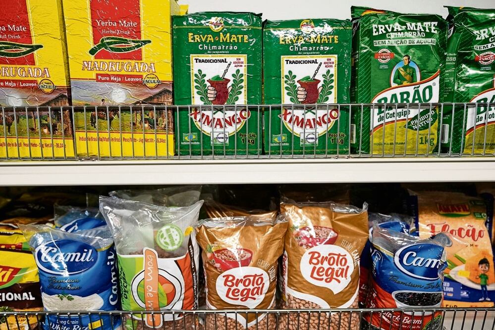 Productos importados en Amazonia Brasil, una tienda de artículos brasileños en Newark, Nueva Jersey. Foto:Seth Wenig / AP