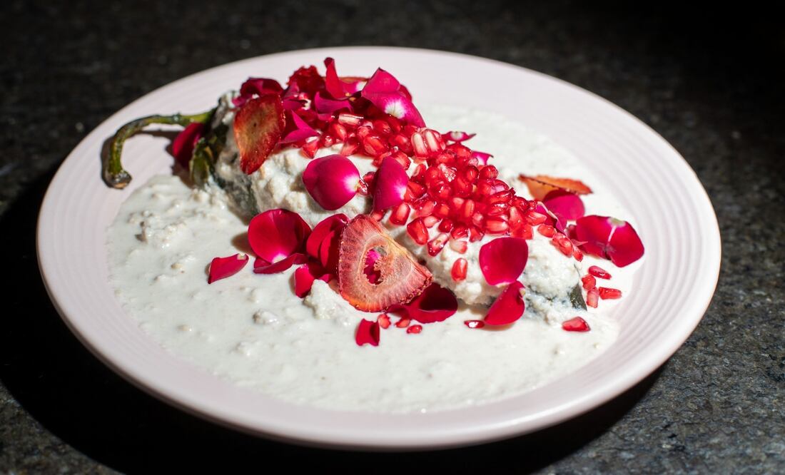 Chile en nogada del restaurante Carmela y Sal. Foto: Edgar Silva Fuentes. S / El Universal