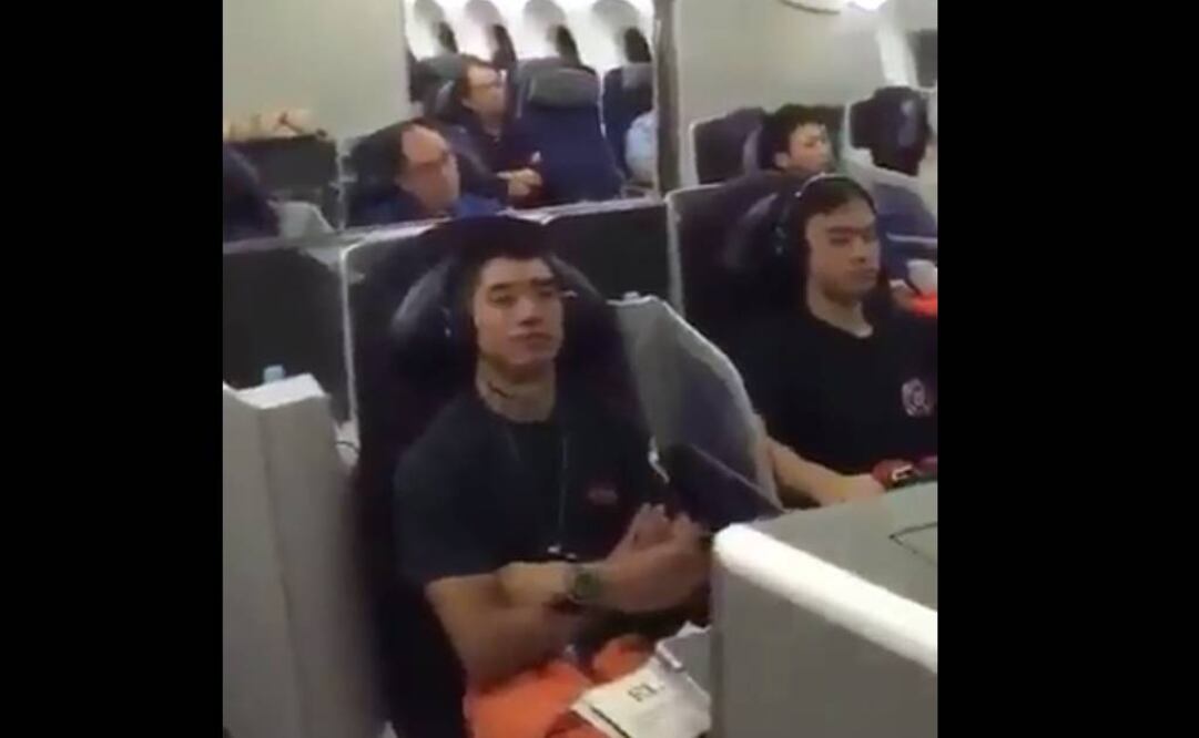 En pleno vuelo, aplauden a rescatistas japoneses