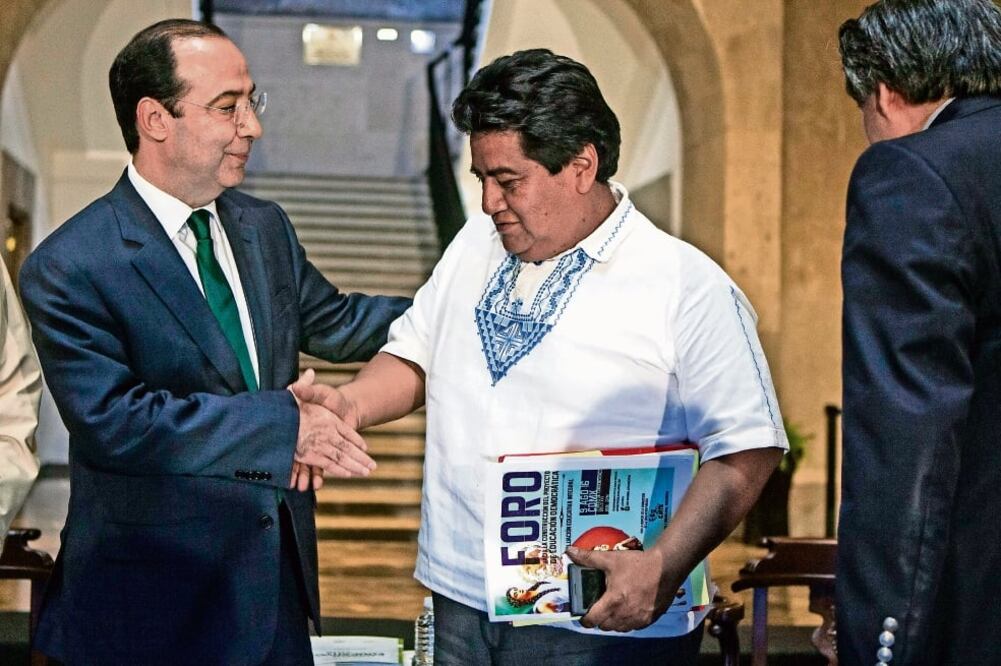 El subsecretario de Educación Básica de la Secretaría de Educación Pública, Javier Treviño (izq.), y Pedro Hernández, integrante de la Sección 9 de la CNTE (der.), durante el foro A tres años de la reforma educativa (CRISTOPHER ROGEL BLANQUET)