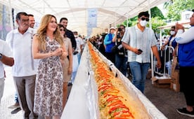 Tradición y sabor: Preparan monumental filete de mariscos de 100 metros en Boca del Río, Veracruz; forma parte de las fiestas de Santa Ana