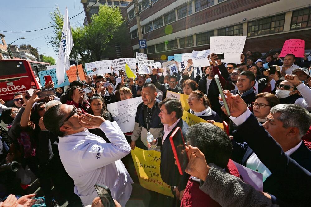 Con cartulinas y bloqueos de importantes avenidas, personal médico pidió, entre otras medidas, la basificación de doctores y enfermeras. Foto: JORGE ALVARADO. EL UNIVERSAL
