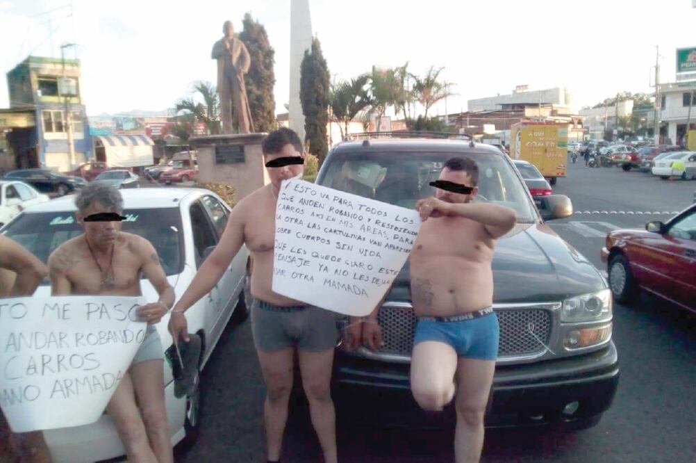 Los presuntos asaltantes portaban mensajes alusivos a su detención. (ESPECIAL)