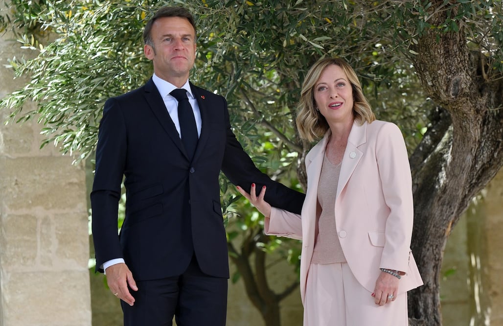 La primera ministra italiana, Giorgia Meloni, saluda al presidente francés, Emmanuel Macron, durante una ceremonia de bienvenida a la cumbre del G7 en Borgo Egnazia, sur de Italia, el 13 de junio. Foto: EFE
