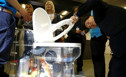 Bill Gates presenta un inodoro que funciona sin agua