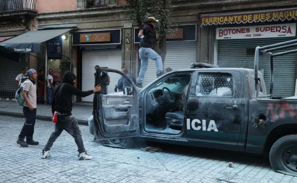 Patrulla destruida por manifestantes de la marcha de la generación Z. (15/11/2025). Foto: Carlos Mejía/EL UNIVERSAL
