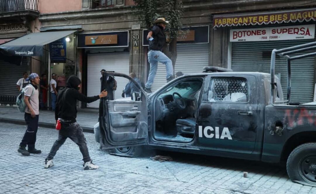 Patrulla destruida por manifestantes de la marcha de la generación Z. (15/11/2025). Foto: Carlos Mejía/EL UNIVERSAL