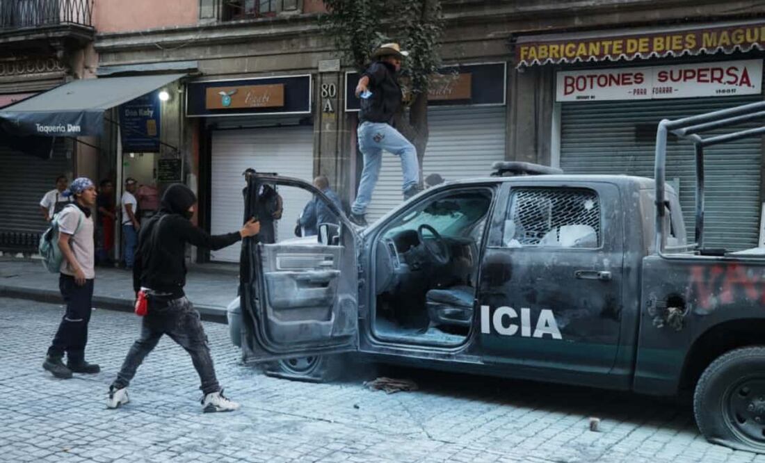 Patrulla destruida por manifestantes de la marcha de la generación Z. (15/11/2025). Foto: Carlos Mejía/EL UNIVERSAL