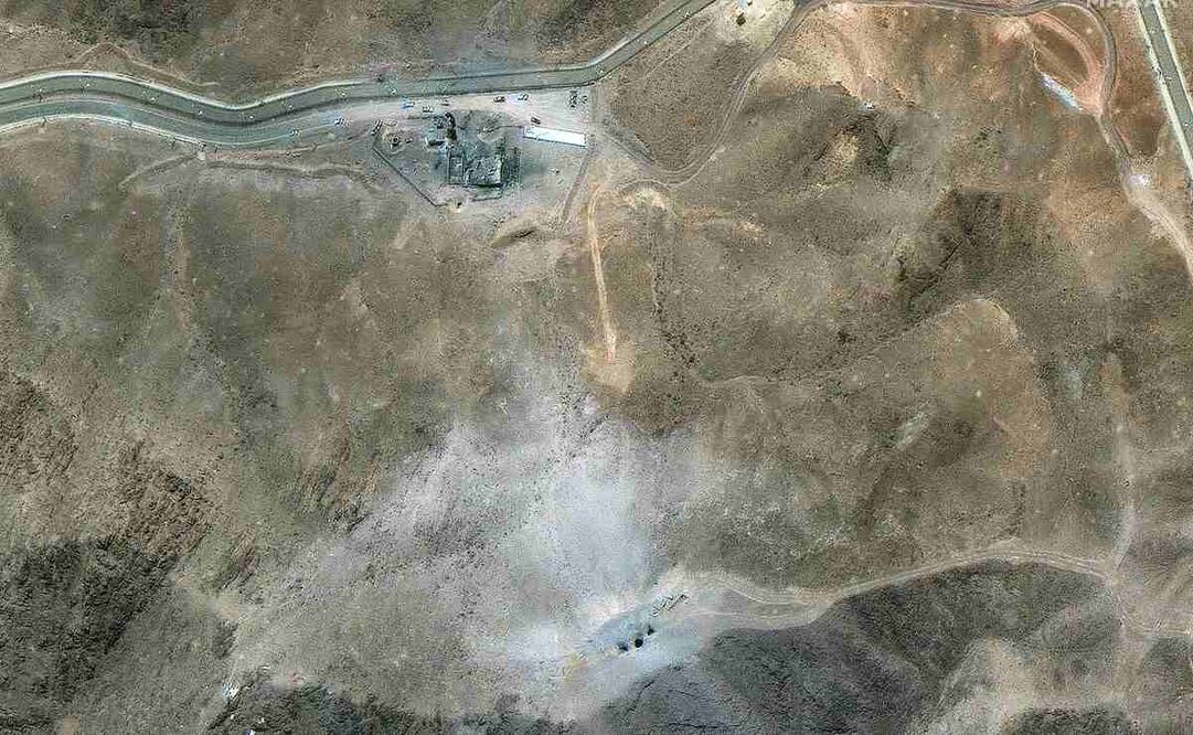 Esta imagen satelital proporcionada por Maxar Technologies, fechada el 27 de junio de 2025, muestra vehículos en la Planta de Enriquecimiento de Combustible de Fordow (FFEP) una semana después de los ataques estadounidenses contra tres instalaciones nucleares iraníes la madrugada del 22 de junio. El 26 de junio, Irán negó que estuviera dispuesto a reanudar las conversaciones nucleares con Estados Unidos tras el fin de una guerra de 12 días con Israel y acusó a Washington de exagerar el impacto de los ataques estadounidenses. Foto: AFP