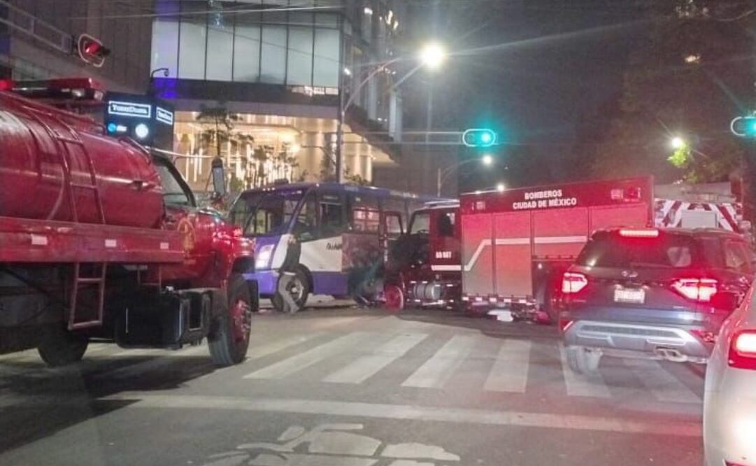 Unidad de Bomberos y autobús de transporte público chocan en la alcaldía Cuauhtémoc; se dirigían a atender un incendio.
Foto: Especial.
