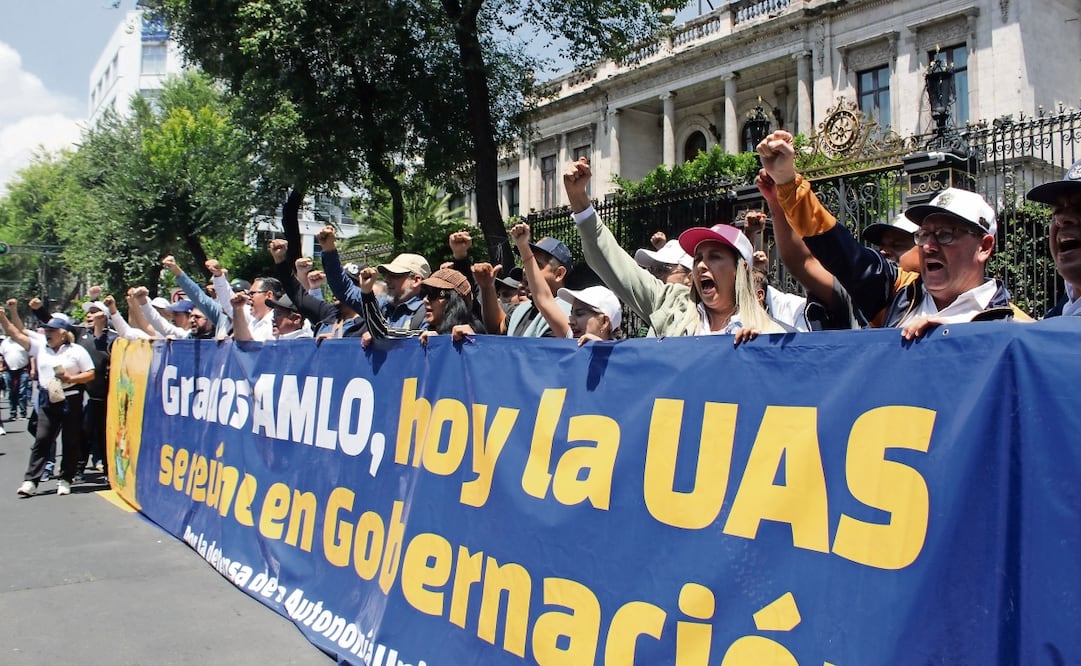 Maestros, estudiantes y administrativos de la Universidad Autónoma de Sinaloa marcharon del Zócalo capitalino a la Secretaría de Gobernación. Foto: Francisco Rodríguez | El Universal