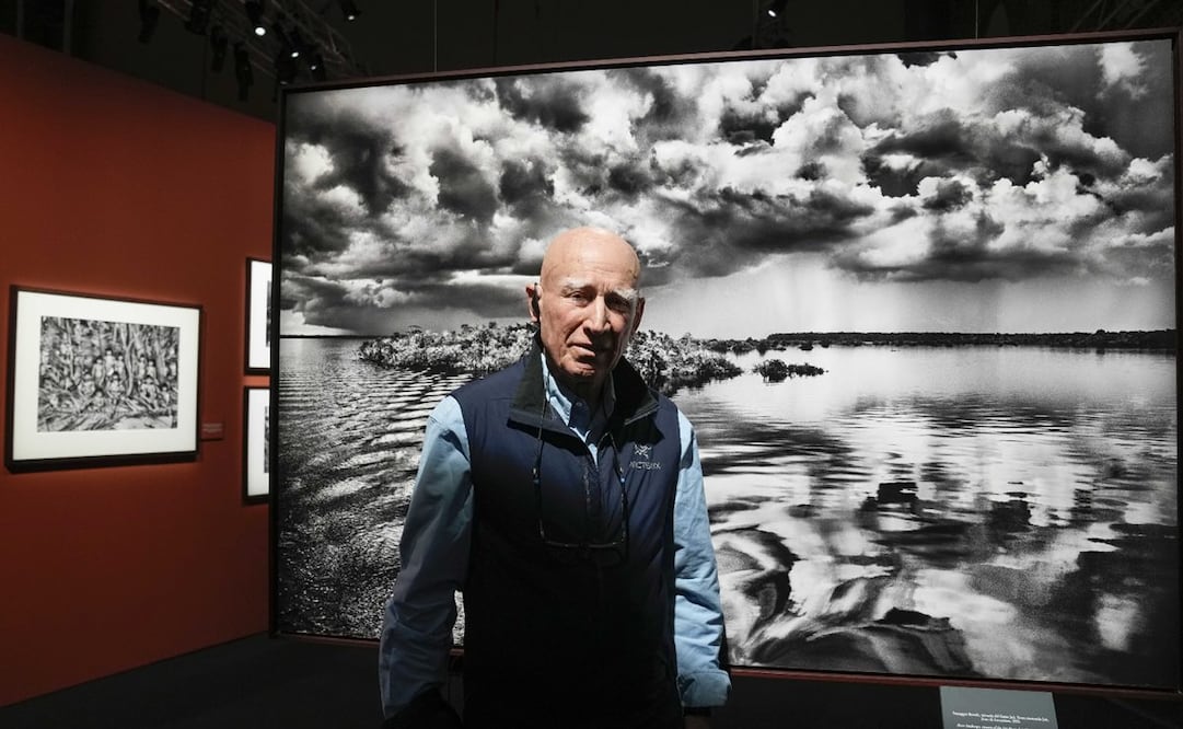 El fotógrafo brasileño Sebastião Salgado posa frente a una de las fotografías de su muestra “Amazonía”, en la Fabbrica del Vapore, en Milán, Italia, el jueves 11 de mayo de 2023. Foto: AP Foto/Luca Bruno, Archivo.