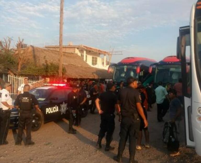 Reciben con alimento y transporte a caravana migrante en Sinaloa