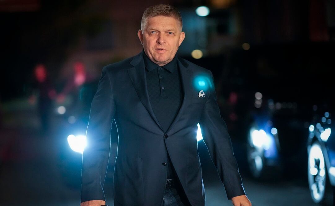 El exprimer ministro Robert Fico llega a la sede de su partido después del cierre de los colegios electorales para una elección parlamentaria anticipada, en Bratislava, Eslovaquia, el sábado 30 de septiembre de 2023. Foto: AP