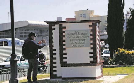 Derriban estatua recién develada de AMLO en ayuntamiento de Atlacomulco