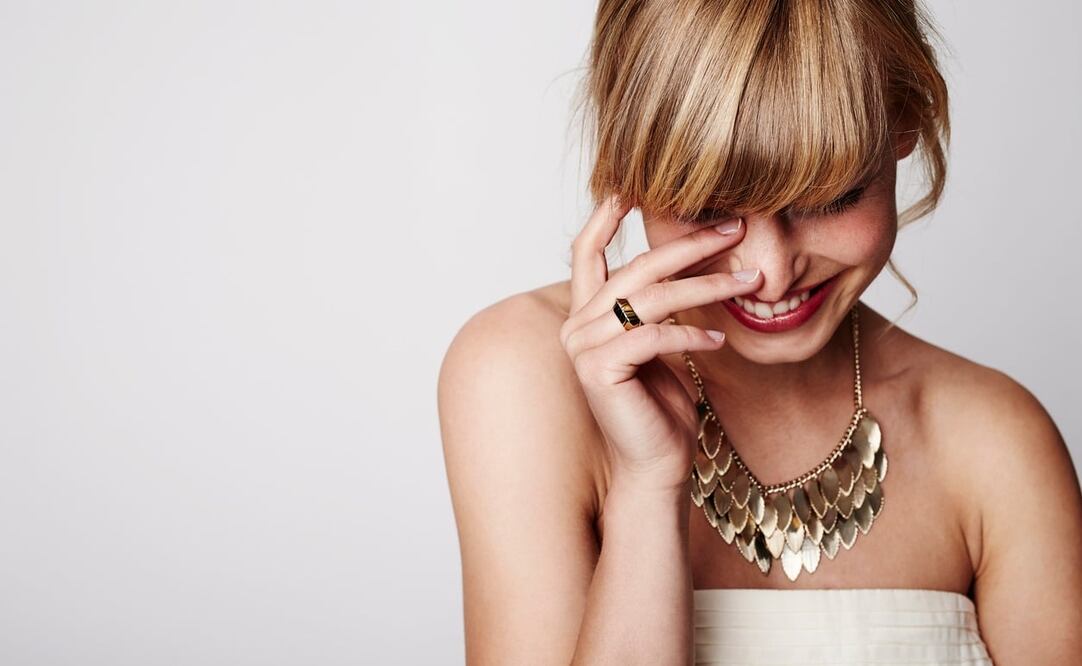 Cada tipo de cuello de blusa o vestido requiere de un collar especial. Foto: Istockphoto