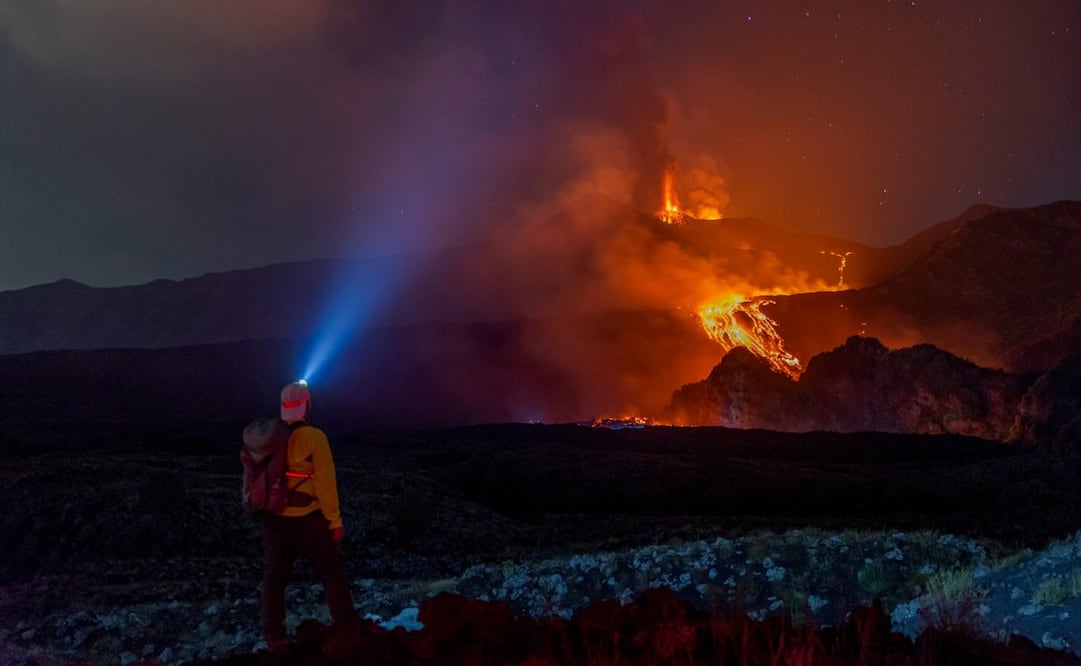 El monte Etna hace erupción y expulsa coladas de lava que bajan por sus laderas, vistas desde Mareneve, cerca de Catania, Italia, el jueves 13 de agosto de 2026. Foto: AP