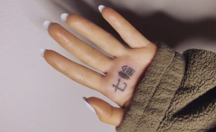 Ariana Grande se tatúa "Barbacoa" en japonés y las redes se vuelven locas