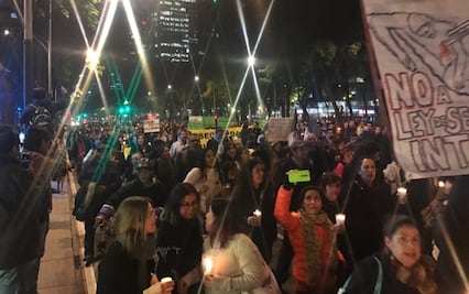 Inicia marcha "Velada por la Paz" rumbo al Senado