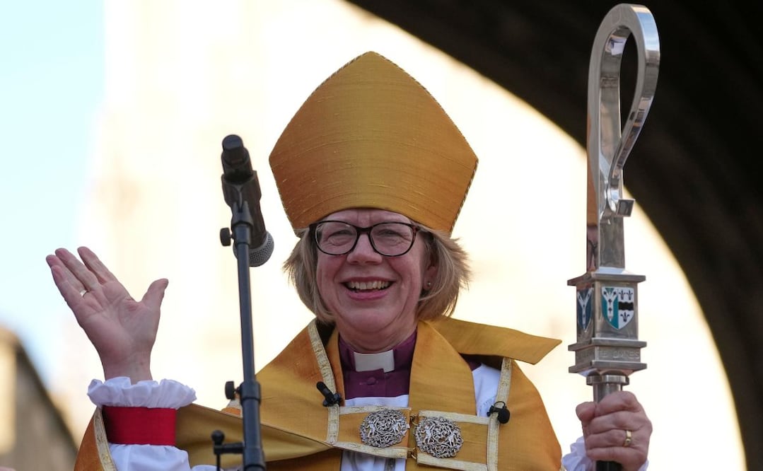 Sarah Mullally se dirige al público tras la ceremonia de entronización que la invistió como arzobispa de Canterbury en Canterbury, Inglaterra, el miércoles 25 de marzo de 2026, convirtiéndose en la primera mujer en liderar la Iglesia de Inglaterra. Foto: AP