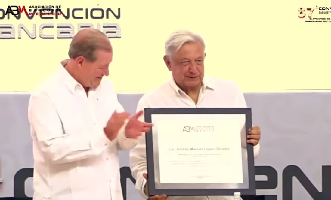 El presidente López Obrador recibió reconocimiento de parte de la ABM en la Convención de Banqueros. Foto: Captura de pantalla