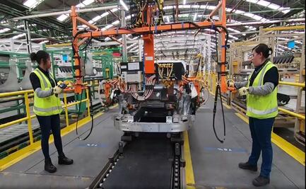 Inician producción del Mustang eléctrico en Cuautitlán; mujeres ensamblan primera unidad