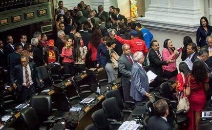 Por disgusto, diputados oficialistas se retiran de la AN