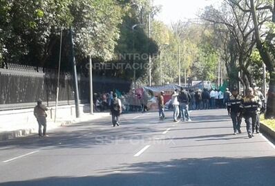 Manifestantes arriban a inmediaciones de Los Pinos; buscan quitar vallas