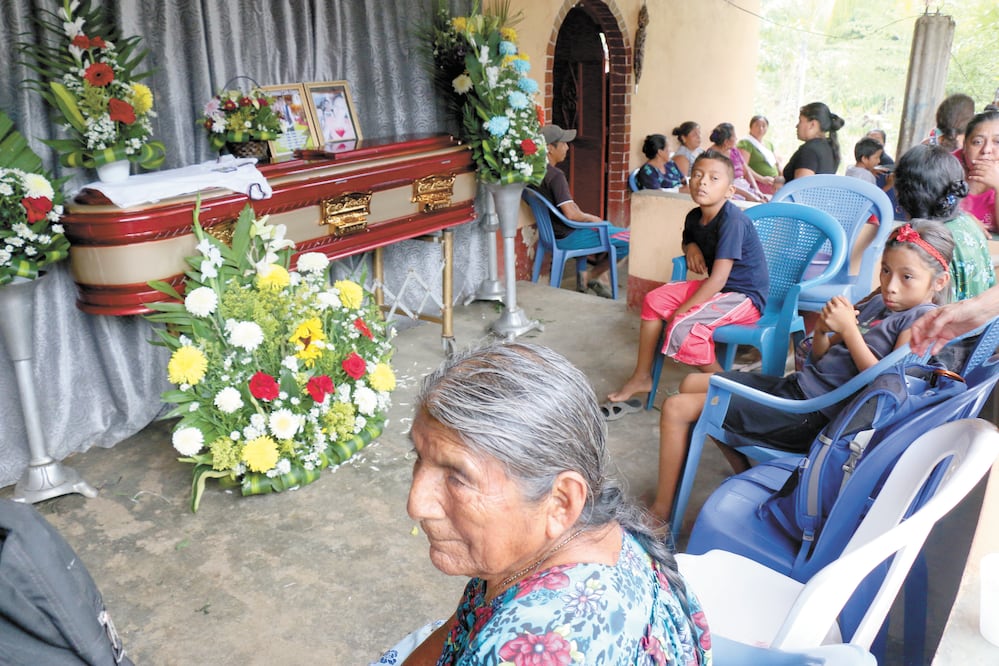 Los restos de Félix Jeremías Cash López, de 17 años, quien murió en un accidente automovilístico, fueron velados ayer en su casa de la aldea Nicá, en Guatemala. MA. DE JESÚS PETERS. EL UNIVERSAL