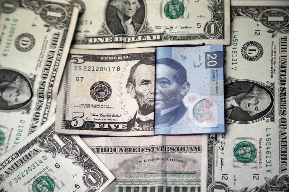 El dólar registró ayer un repunte de 16 centavos en ventanillas de Banamex y terminó en 18.53, dando por concluidas cuatro jornadas a la baja (ARCHIVO EL UNIVERSAL)