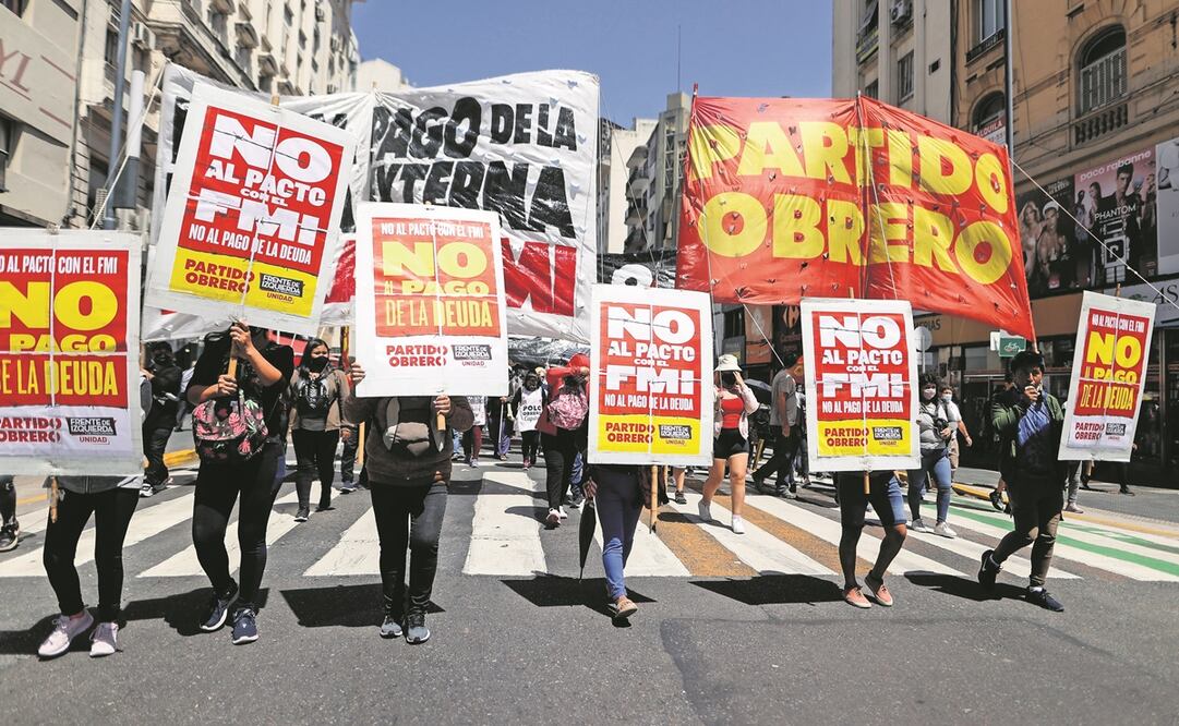 Cientos de inconformes se manifestaron contra el acuerdo entre el gobierno y el Fondo Monetario Internacional (FMI), en Buenos Aires, el pasado 27 de enero. Foto: Juan Ignacio Roncoroni. EFE