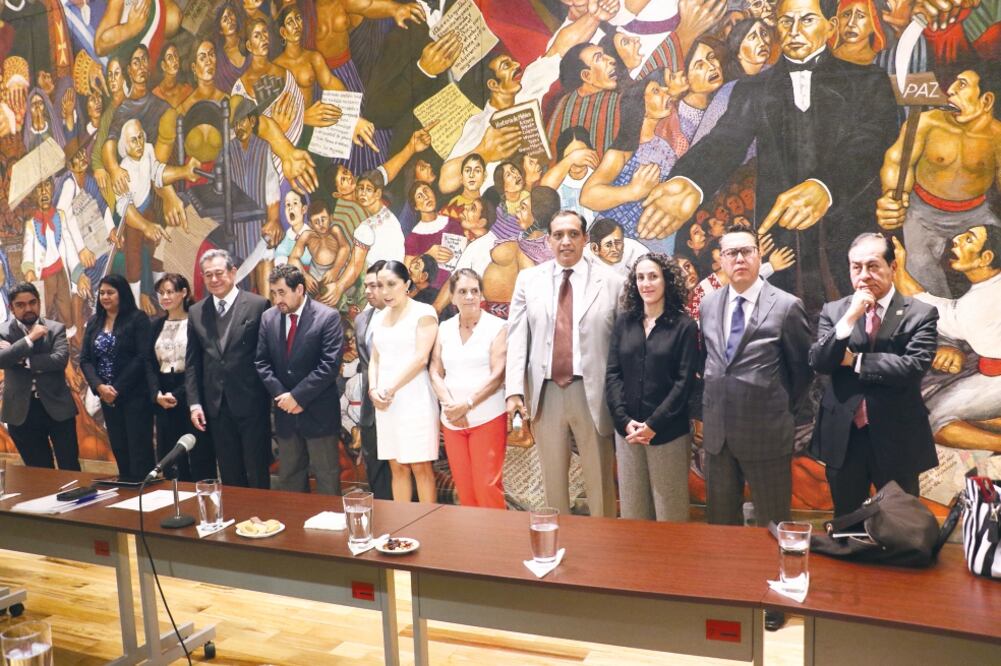 César Cravioto, próximo comisionado para la reconstrucción, encabezó una mesa de trabajo con autoridades del Gobierno capitalino, en la que acordaron formalizar a través de un documento el cronograma de reuniones y metas. (ESPECIAL)