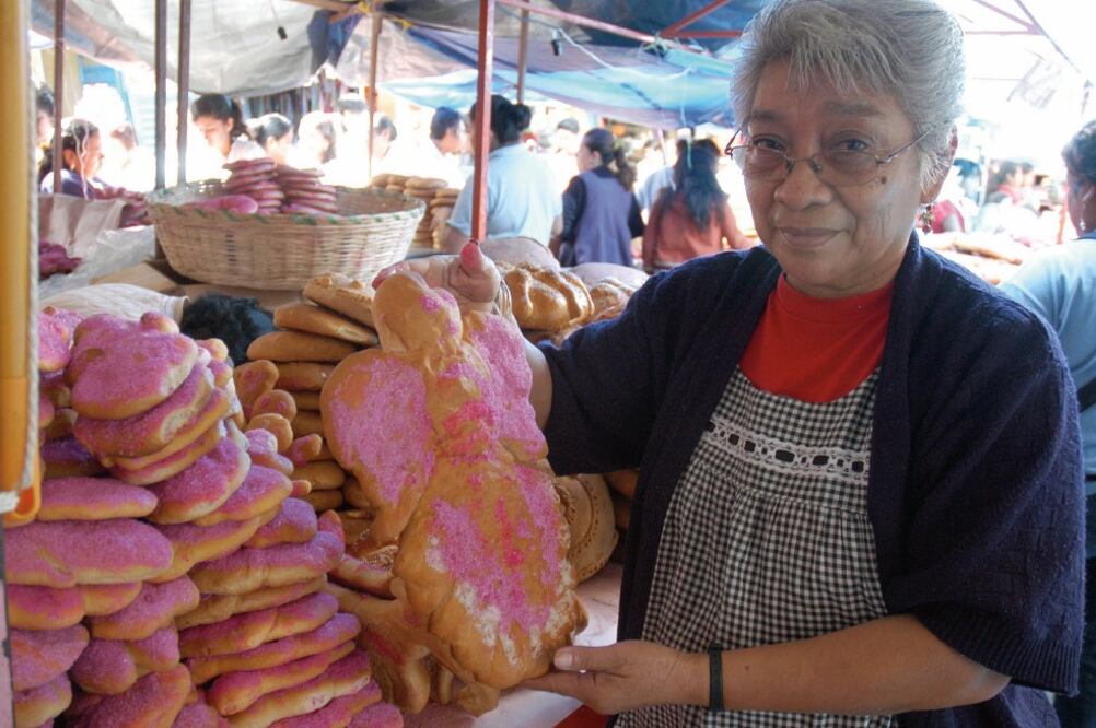 Ésta no es la primera ocasión que implementa la acción, el año pasado gastó 3 mdp para regalar 20 mil piezas de pan para la celebración de Día de Muertos (ARCHIVO EL UNIVERSAL)