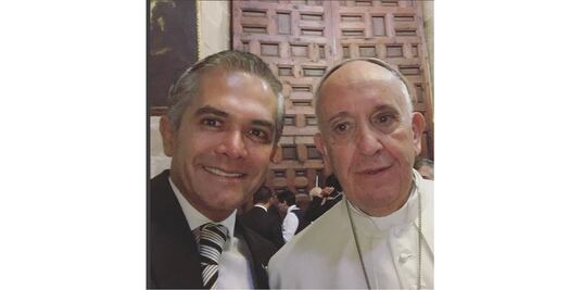 Mancera presume 'selfie' con el Papa Francisco