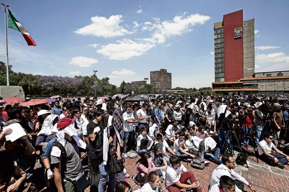 Los estudiantes se concentraron en la explanada de la Rectoría, entre ellos también había algunos miembros del colectivo Okupa Che (FOTOS: ALEJANDRO ACOSTA. EL UNIVERSAL)