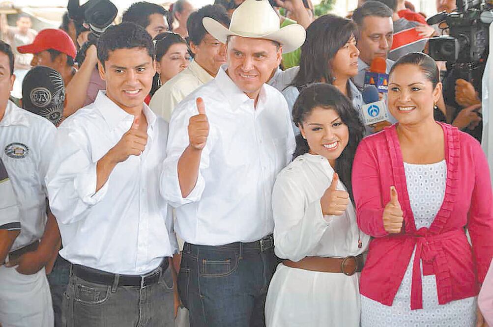 El exgobernador de Nayarit junto a su esposa e hijos, Lidy y Pablo